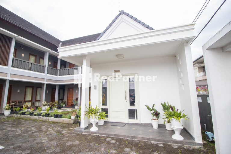 Exterior & Views 2, Griya Damai Syariah Yogyakarta Mitra RedDoorz, Sleman