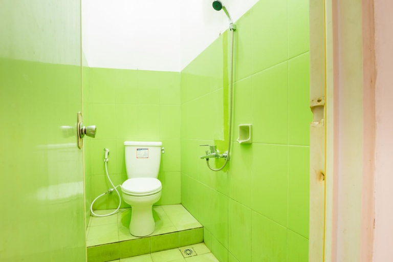Bathroom, RedDoorz near Universitas Pamulang, Tangerang Selatan