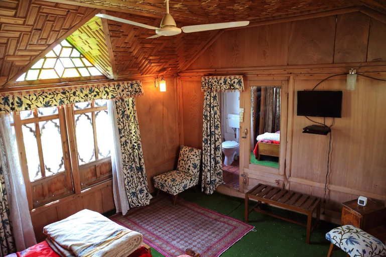 Bedroom 2, Houseboat Zaindari Palace, Srinagar