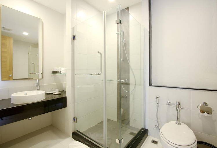 Bathroom 4, Kantary Beach Hotel, Takua Pa
