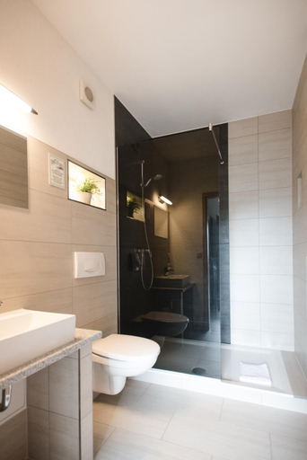Bathroom, Toschis Station-Motel-Wirtshaus-an der Autobahn-Bowling, Schmalkalden-Meiningen