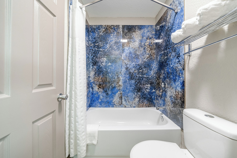 Bathroom 4, Super 8 by Wyndham San Antonio/Riverwalk Area, Bexar