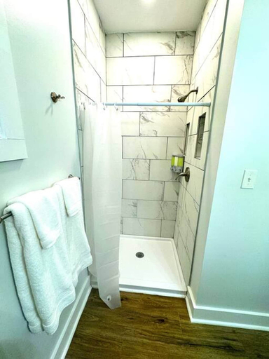 Room 3, Modern Cozy Unit With King Bed, New Castle
