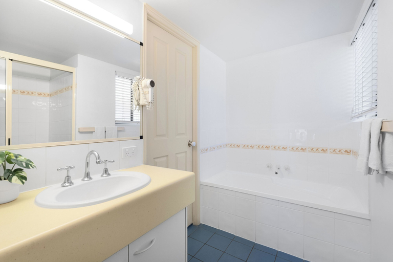 Bathroom 2, Alexander Beachfront Apartments, Hervey Bay - Pt A