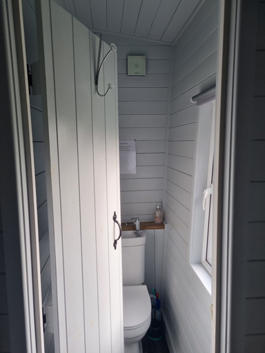 Bathroom, Glamping Hut - Riverview 3, Powys