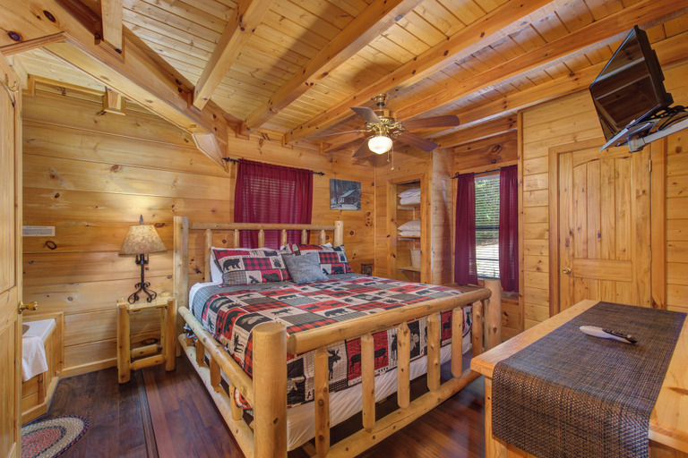 Bedroom 3, A Bearz Haven, Sevier
