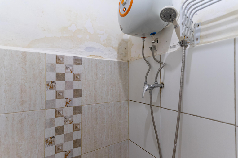 Bathroom 4, RedDoorz near RS Mitra Keluarga Depok, Depok