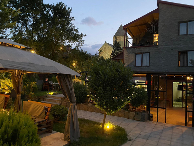 Exterior & Views