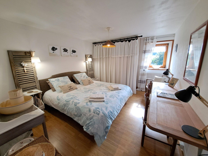 Room 5, Holiday Home, Plounevez-lochrist, Finistère