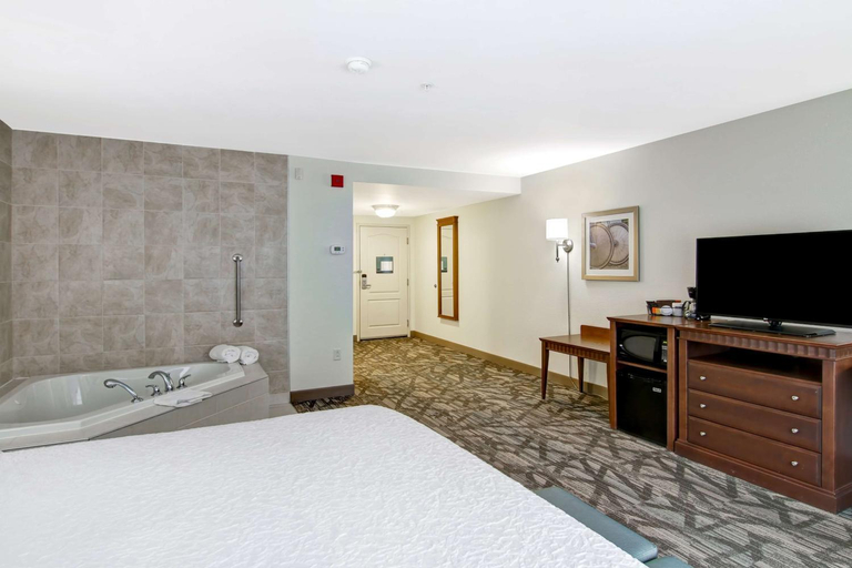 Bedroom 3, Hampton Inn & Suites by Hilton Saint John, Saint John