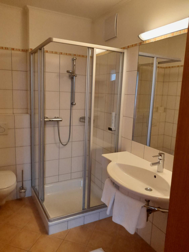 Bathroom 2, Gasthofladen Schneeweiss, Vöcklabruck
