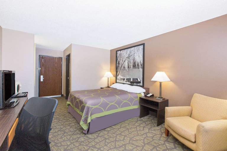Bedroom 3, Super 8 by Wyndham Belleville, Republic