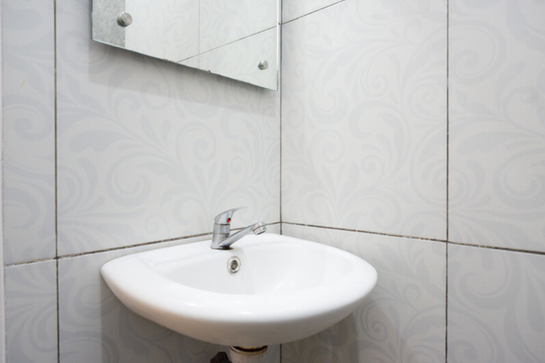 Bathroom 3, RedDoorz near Terminal Mendolo Wonosobo, Wonosobo
