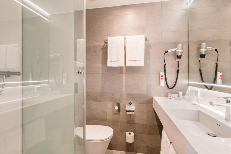Bathroom 4, IntercityHotel Hamburg Hauptbahnhof, Hamburg