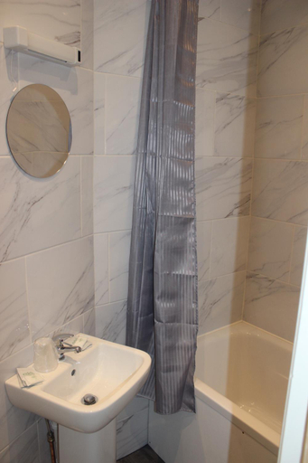 Bathroom 2, Corona Hotel Rotherham Sheffield Meadowhall, Rotherham
