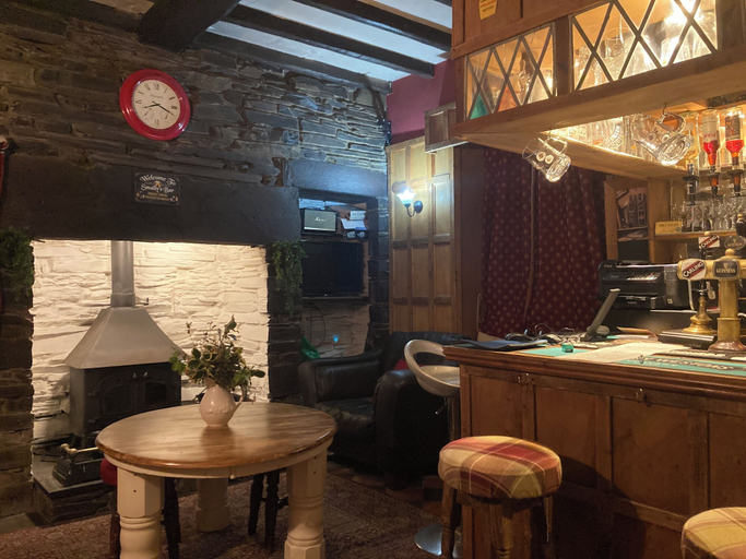 Food & Drinks 4, 6-bed House in Snowdonia With Your own Private pub, Gwynedd