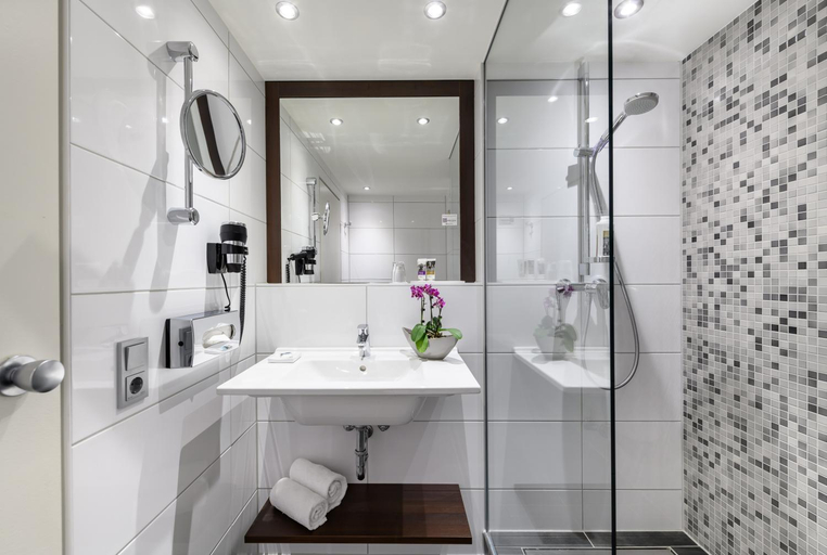 Bathroom 5, Mercure Hotel Duisburg City, Duisburg
