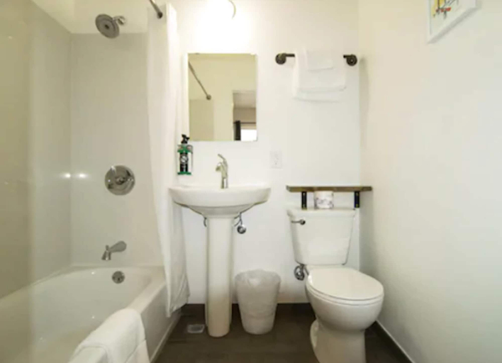 Bathroom 3, The Bartlett Hotel and Guesthouse, San Francisco