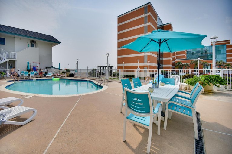 Chic Virginia Beach Retreat - Pool, Steps to Beach, Virginia Beach