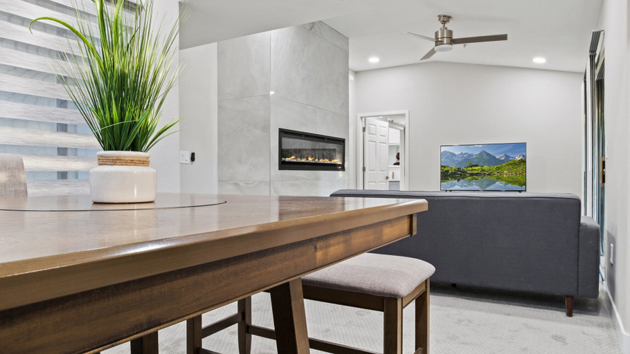 Living area 3, Luxury Paradise Valley Condo, Complete Remodel!, Maricopa