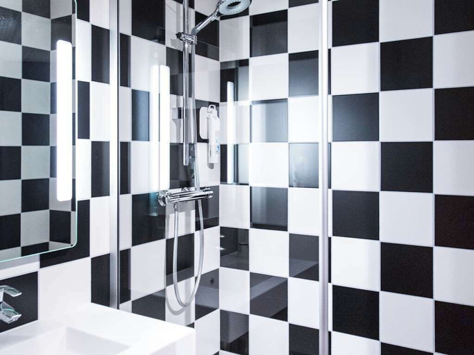 Bathroom 5, ibis Styles Bâle-Mulhouse Aéroport, Haut-Rhin