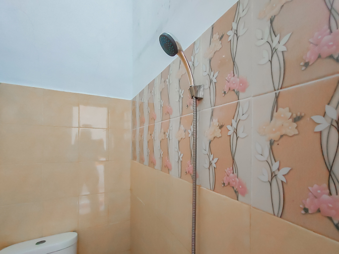 Bathroom 4, RedDoorz near Pamugaran Beach Pangandaran, Pangandaran