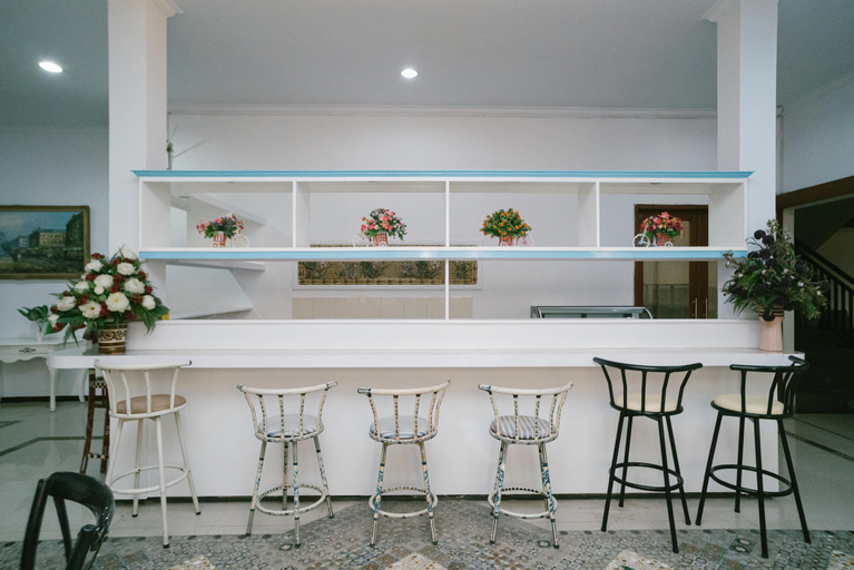Food & Drinks 5, Urbanview Hotel Griya Surya Malang by RedDoorz, Malang