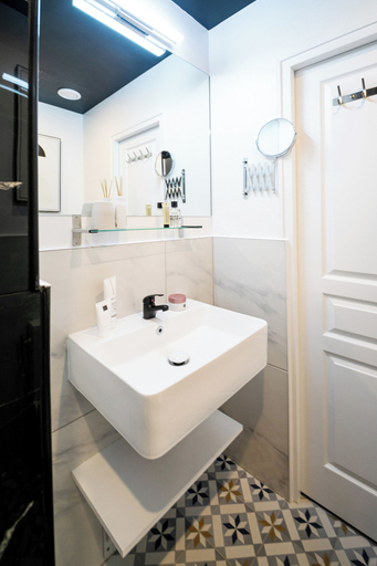 Bathroom 3, WS Tour Eiffel - Laos, Paris