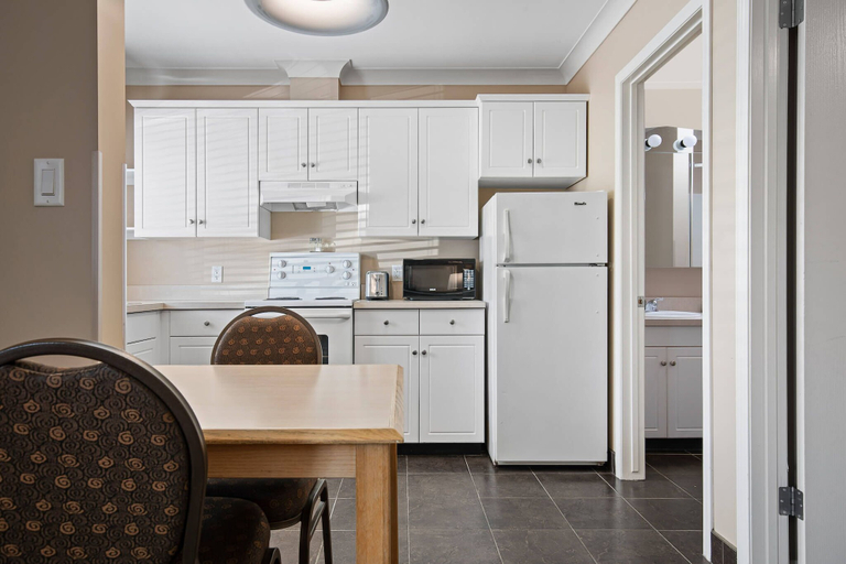 Others 4, Glenwood Inn & Suites, Kootenay Boundary