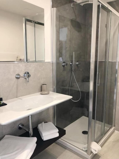 Bathroom 4, Hotel Bencista, Lucca
