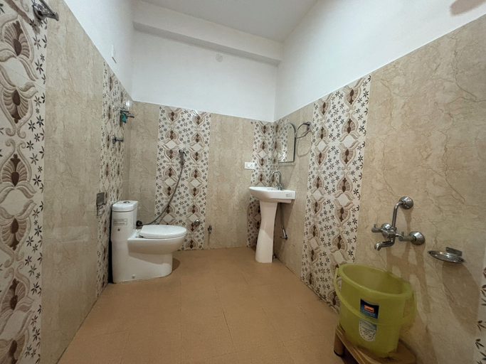 Bathroom 4, Prafull Hotel, Kangra