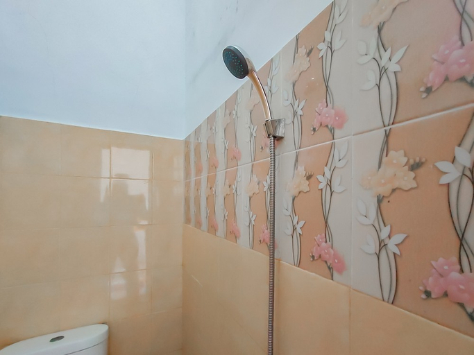 Bathroom 4, RedDoorz near Pamugaran Beach Pangandaran, Pangandaran