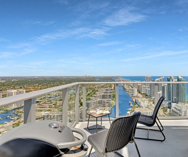 Room 3, Penthouse With Free Parking and Beautiful Amenities, Broward