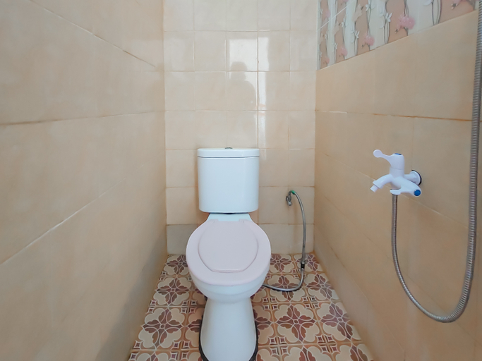 Bathroom 4, RedDoorz near Pamugaran Beach Pangandaran, Pangandaran