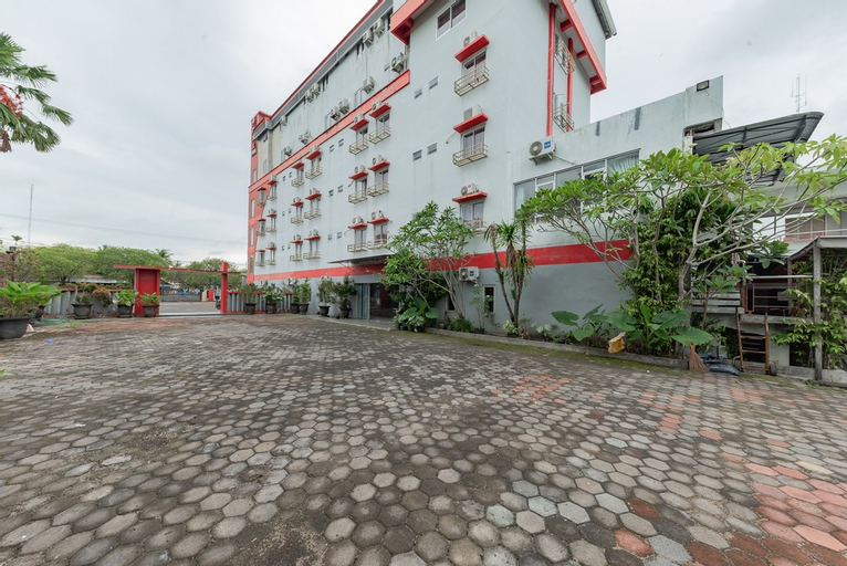 Exterior & Views 2, Urbanview Hotel Onyx Ketapang by RedDoorz, Ketapang