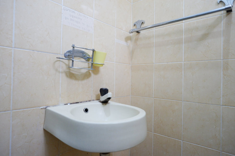 Bathroom 2, RedDoorz Syariah@ Sunan Bonang Magelang, Magelang