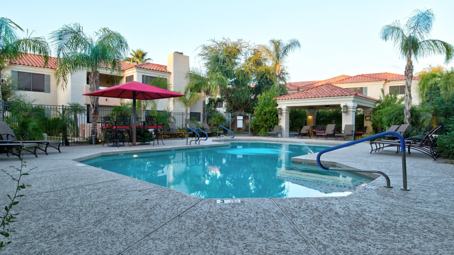Pool 4, Luxury Paradise Valley Condo, Complete Remodel!, Maricopa