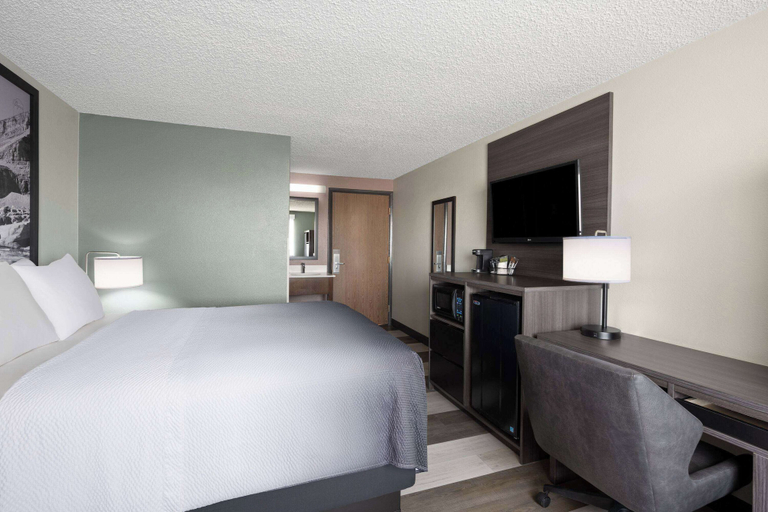Bedroom 3, Super 8 by Wyndham Conrad, Pondera