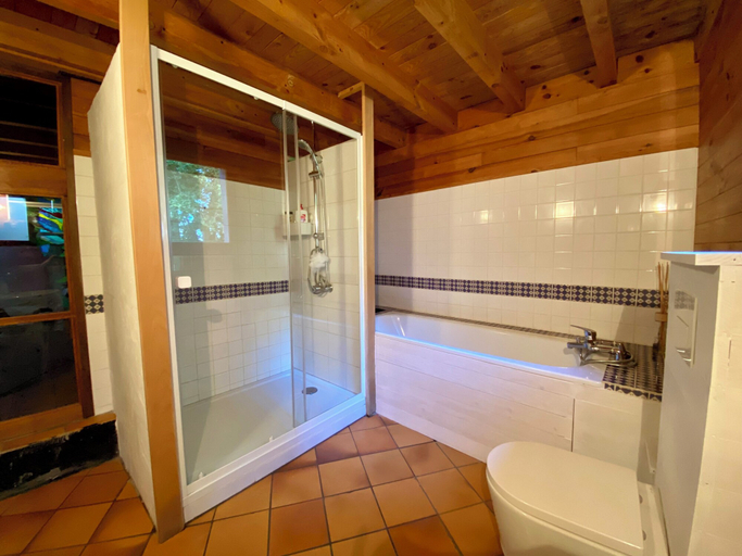 Bathroom 2, Domaine Bourgade, Landes