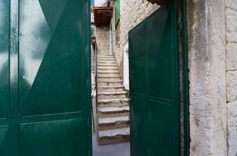 Others, LAmenta, Split