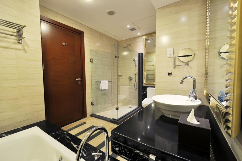 Bathroom 5, Gumaya Tower Hotel Semarang, Semarang