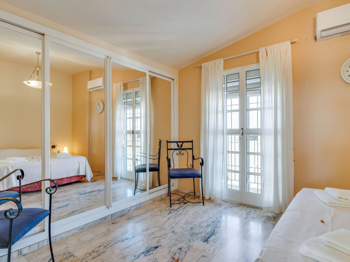 Room 5, Holiday Home Near Sevilla With Pool, Sevilla