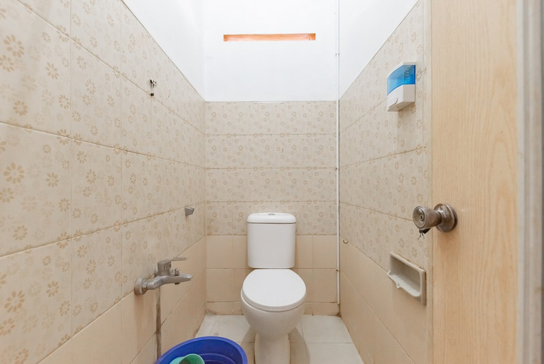Bathroom 3, RedDoorz @ Merdeka Street Garut, Garut