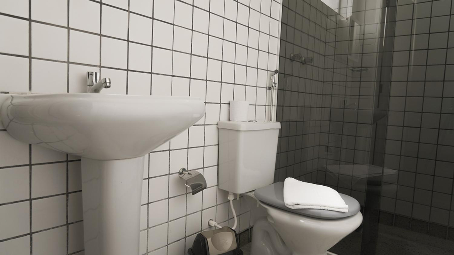 Bathroom 3, Hotel Araxa, Araxá