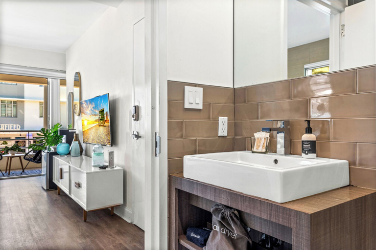 Bathroom 3, Luxuri Suites, Miami-Dade