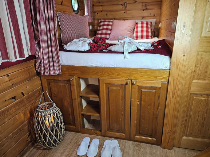 Bedroom, Roulottes du Petit Gouffre de Padirac, Lot