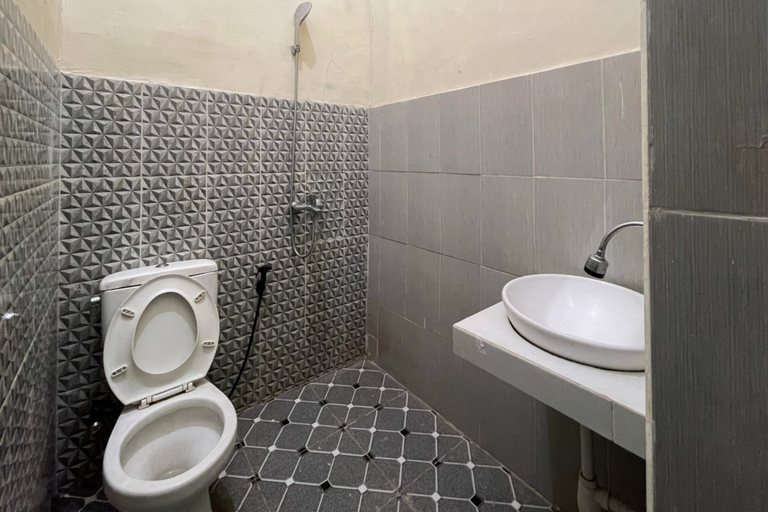 Bathroom 3, Redisa RedPartner near RS Saiful Anwar, Malang