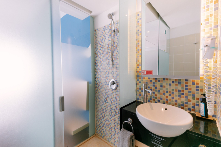 Bathroom 5, Kuta Beach Hotel, Badung