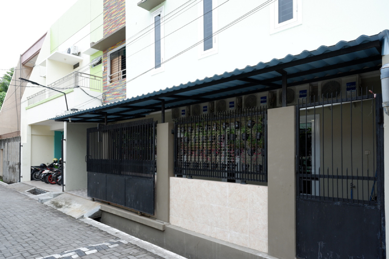 Exterior & Views 2, RedDoorz Hostel near Kota Lama Semarang, Semarang