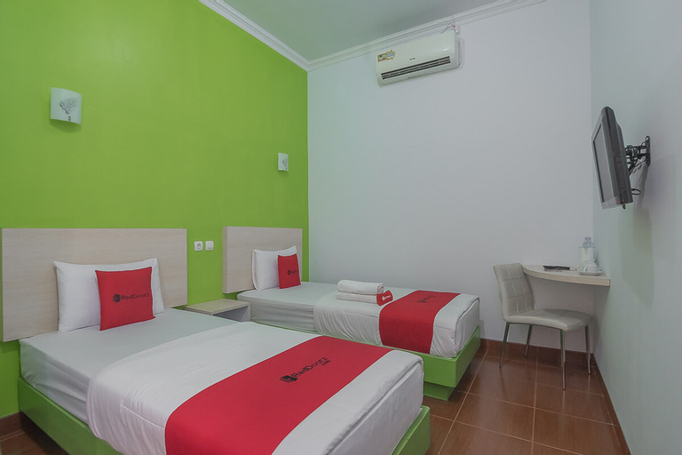 Bedroom 2, RedDoorz Plus near Alun Alun Kuningan, Kuningan